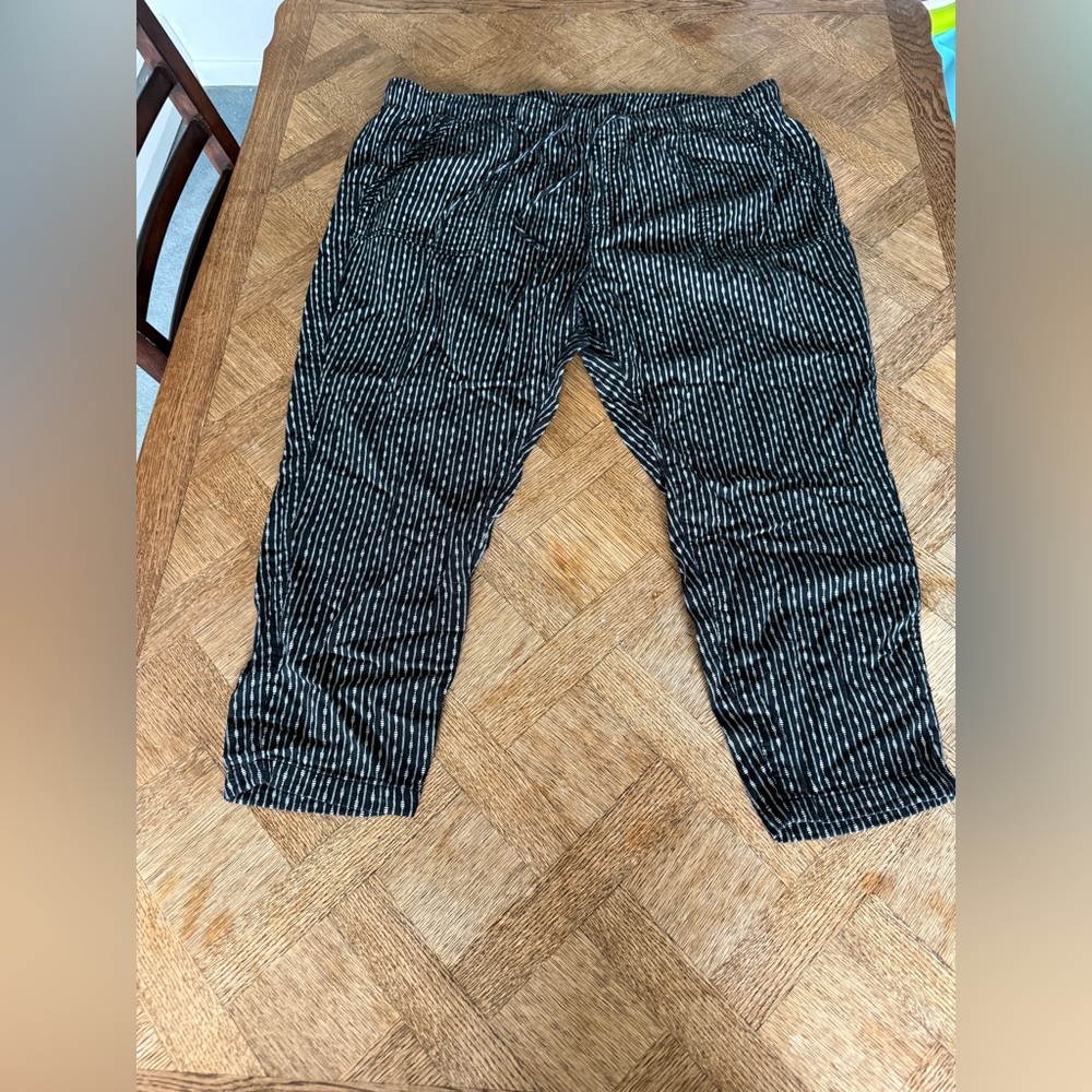 Old Navy Black and White Striped Cropped Pants